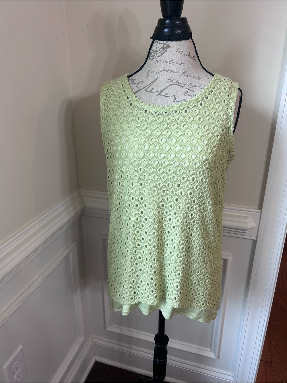 Simply‎ Vera Vera Wang Light Yellow-Green Eyelet Lace Tank